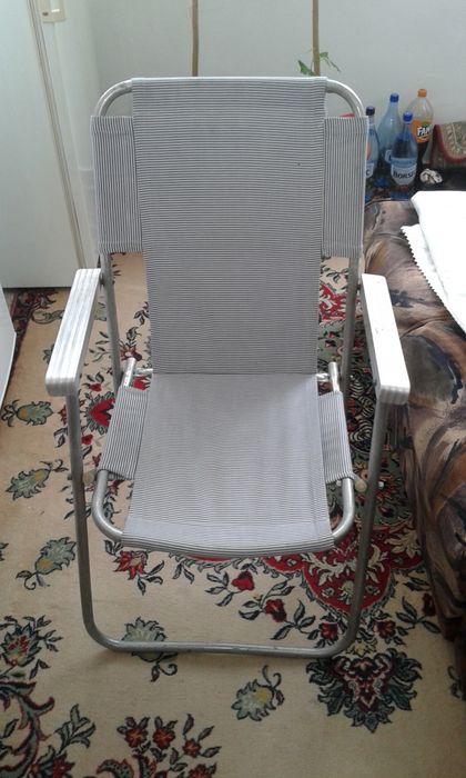 Vând 2 scaune pliante din aluminiu 150 buc.