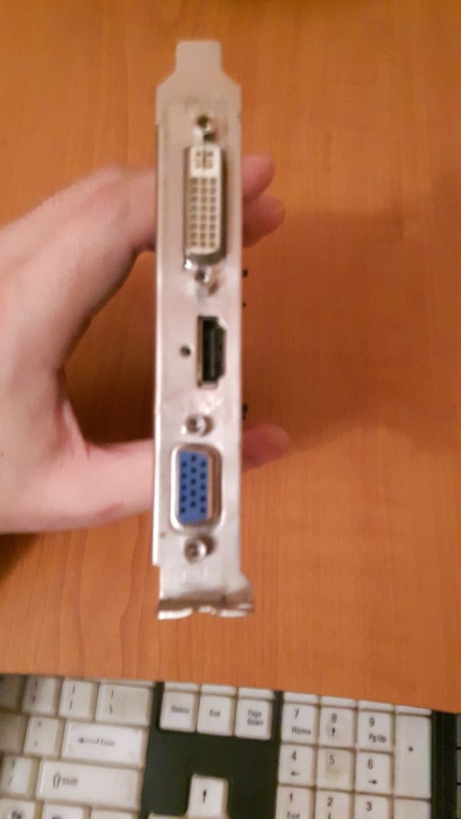 Placa video 1GB  -  DDR 3