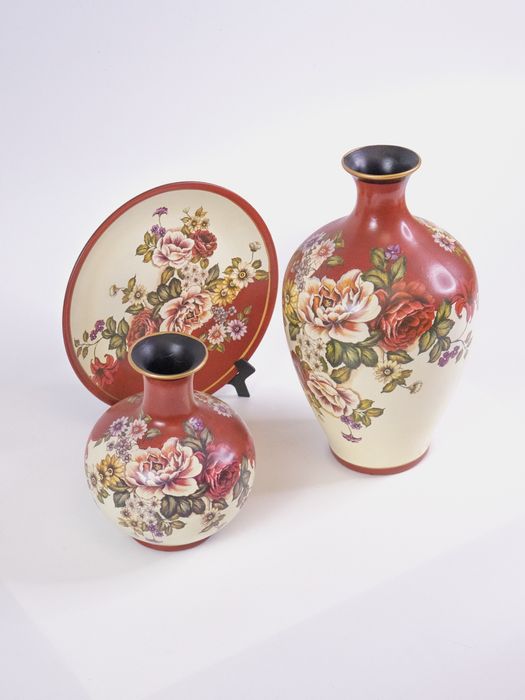 Две вазы и тарелка на подставке