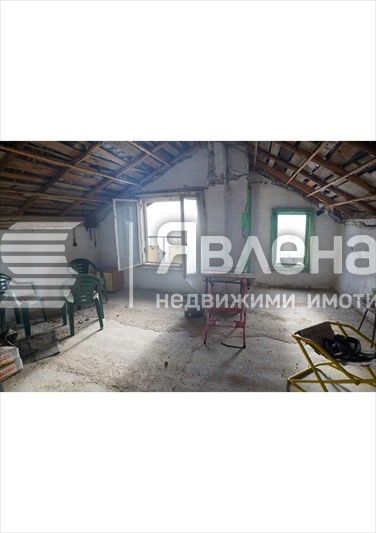 Малка масивна къща в с. Желява