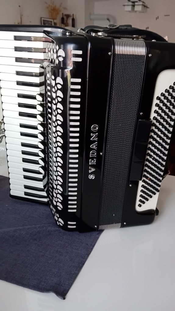Vind Acordeon SVEDANO itlian 120 basi