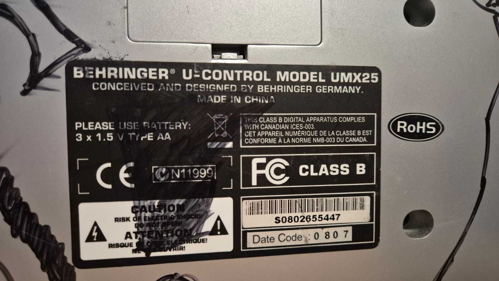Behringer UMX25 Midi клавиатура