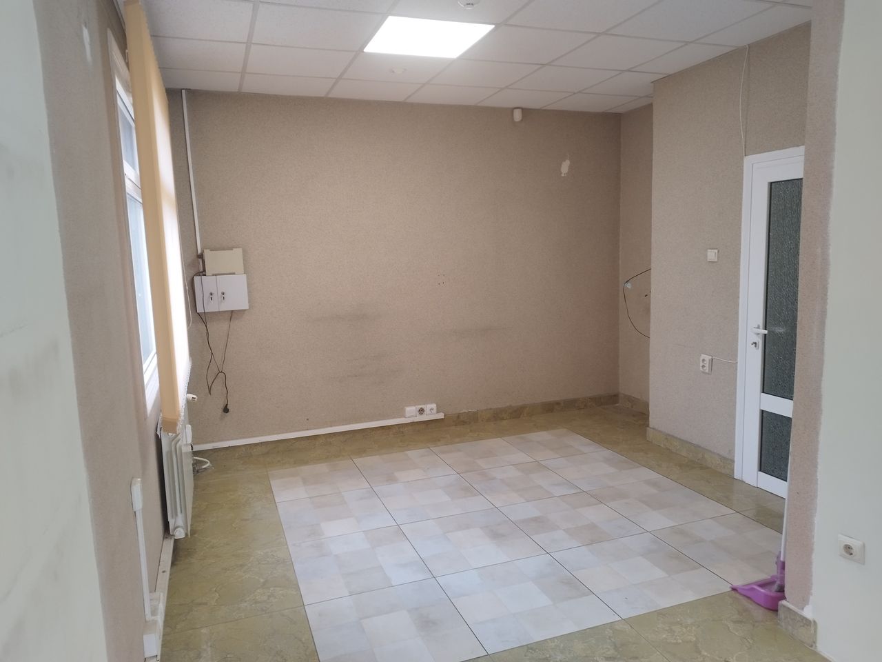 Дава се под наем Магазин в Перник, Рено - 40 кв.м за 280.5 € - Снимка #1