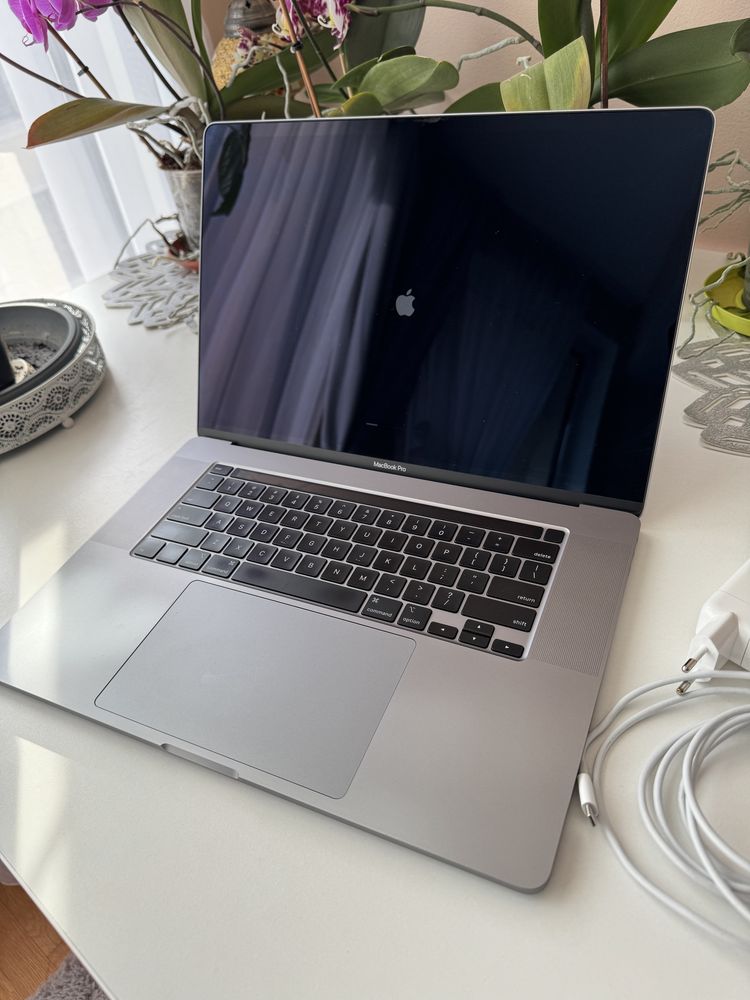 Macbook pro 16” 2019 i9, 64 gb ram, 1tb ssd