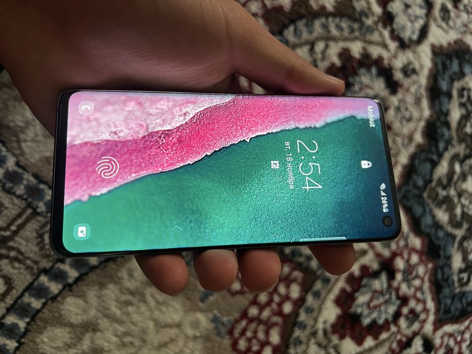 Samsung s10 rangi qora qirilgan singan joyi yoq umuman srochna sotilad