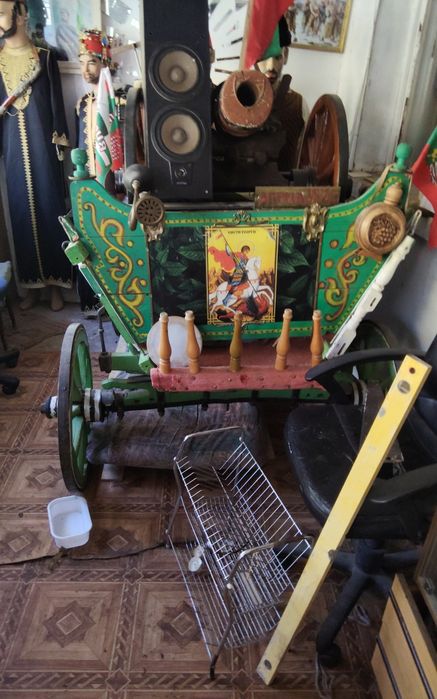 Продавам старинна каруца и старо немско колело