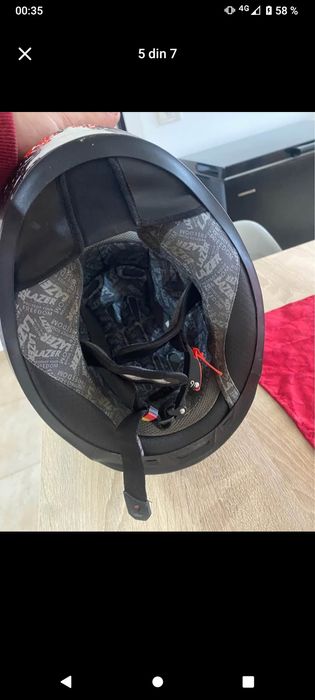 Vând casca moto lazzer