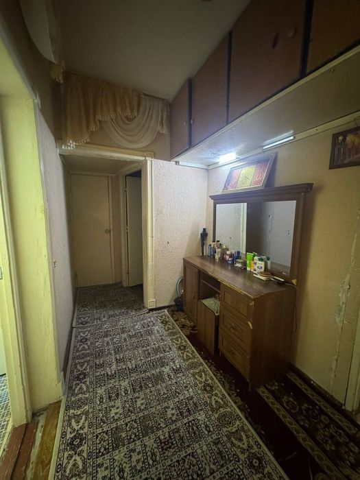 Kvartira sotiladi 2 xona Sebzorda remonti orta srochna azgina otiladi