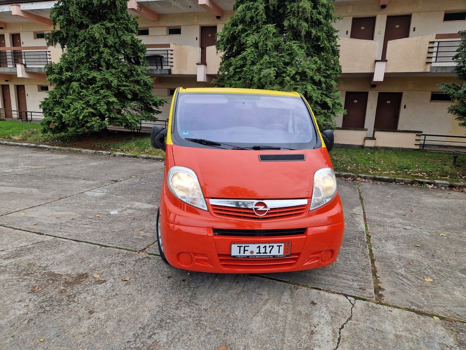 Vând Opel Vivaro 2.0diesel 8+1 locuri  recent adusa din Germania