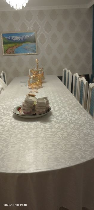 Стол и стулья в хорошем состоянии