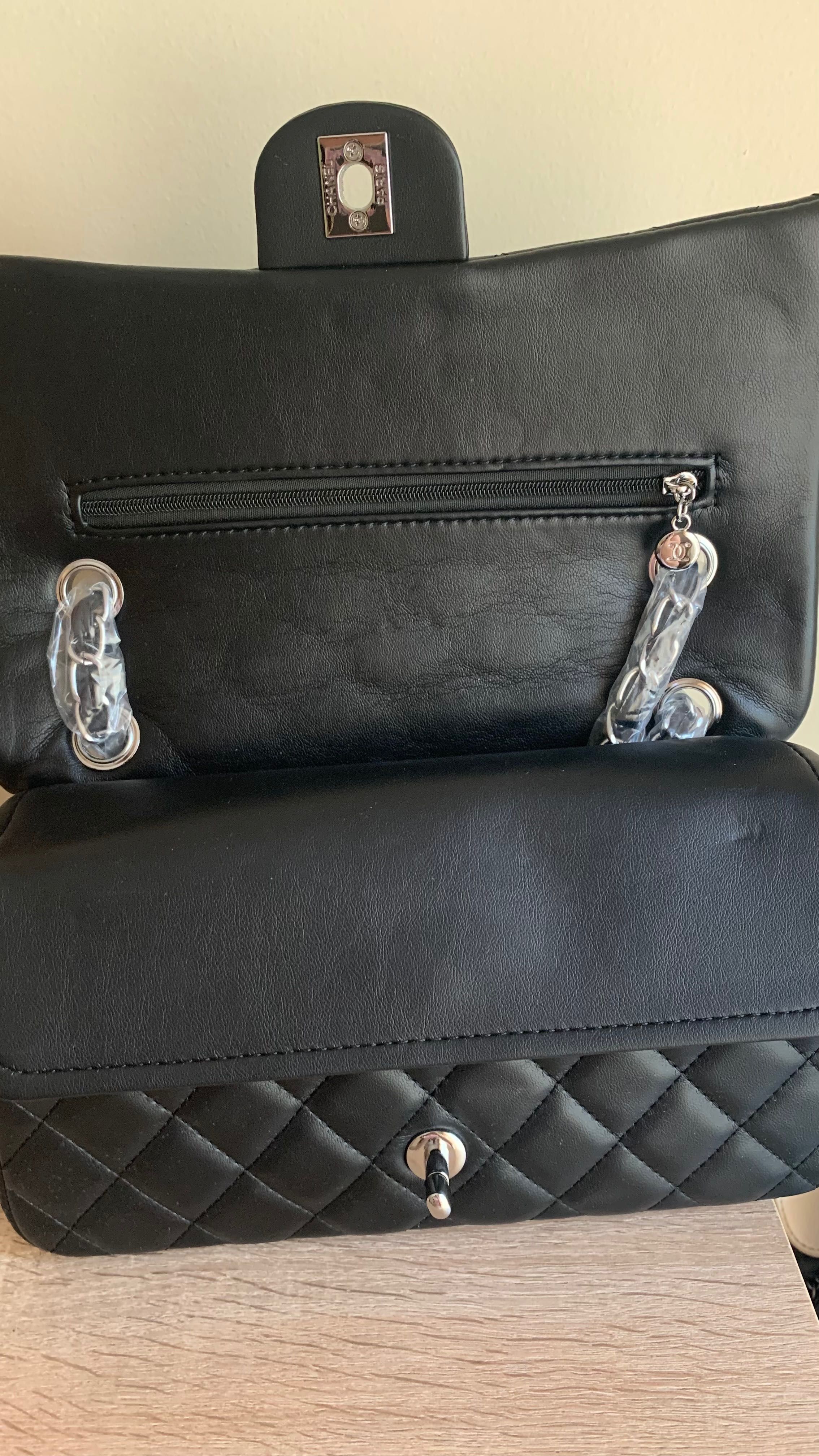 черна чанта Chanel със сребърни детайли