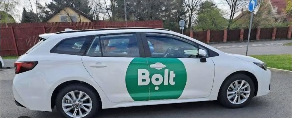 Inchiriez Toyota Corolla hybrid colant Bolt Uber masina automata