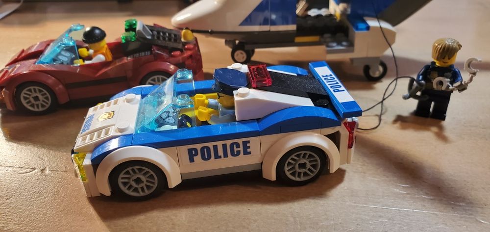 Lego CITY 60138 masina politie + masina hoț + elicopter politie