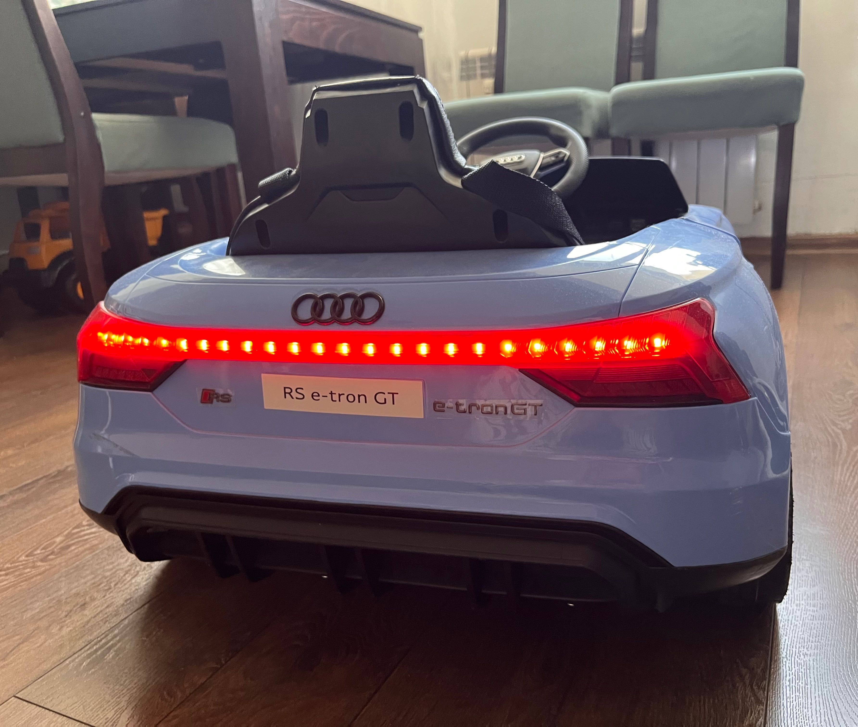 Акумулаторна кола Moni - Audi RS e-tron, синя