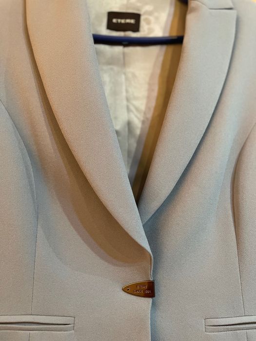 Дамски костюм от сако и панталон