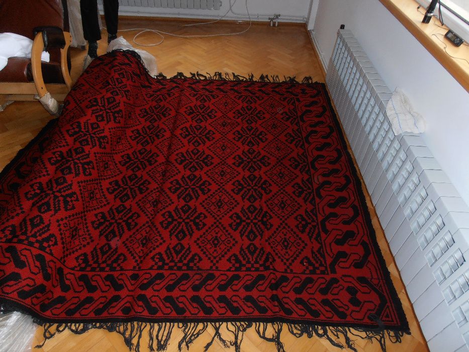 Вълнени, нови килими.