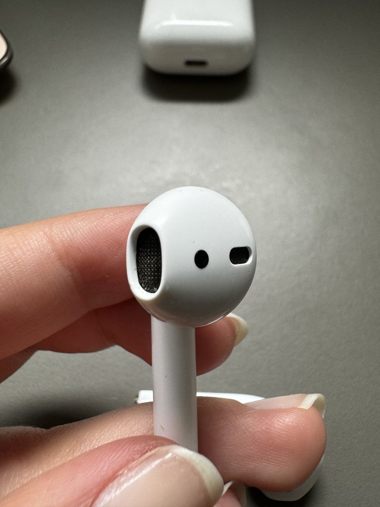 AirPods (gen.2) cu carcasa de incarcare Lightning