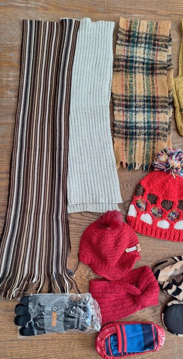 Голям лот зимни дрехи шалове шапки за момиче всичко за 5лв общо