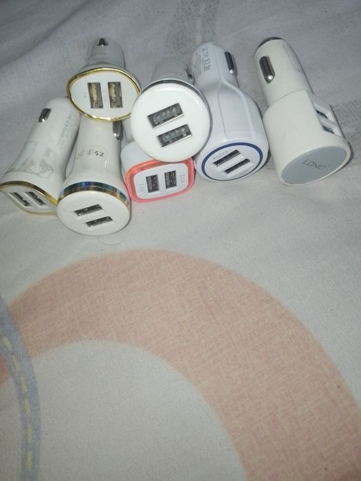 Автомобильные зарядки для телефонов.