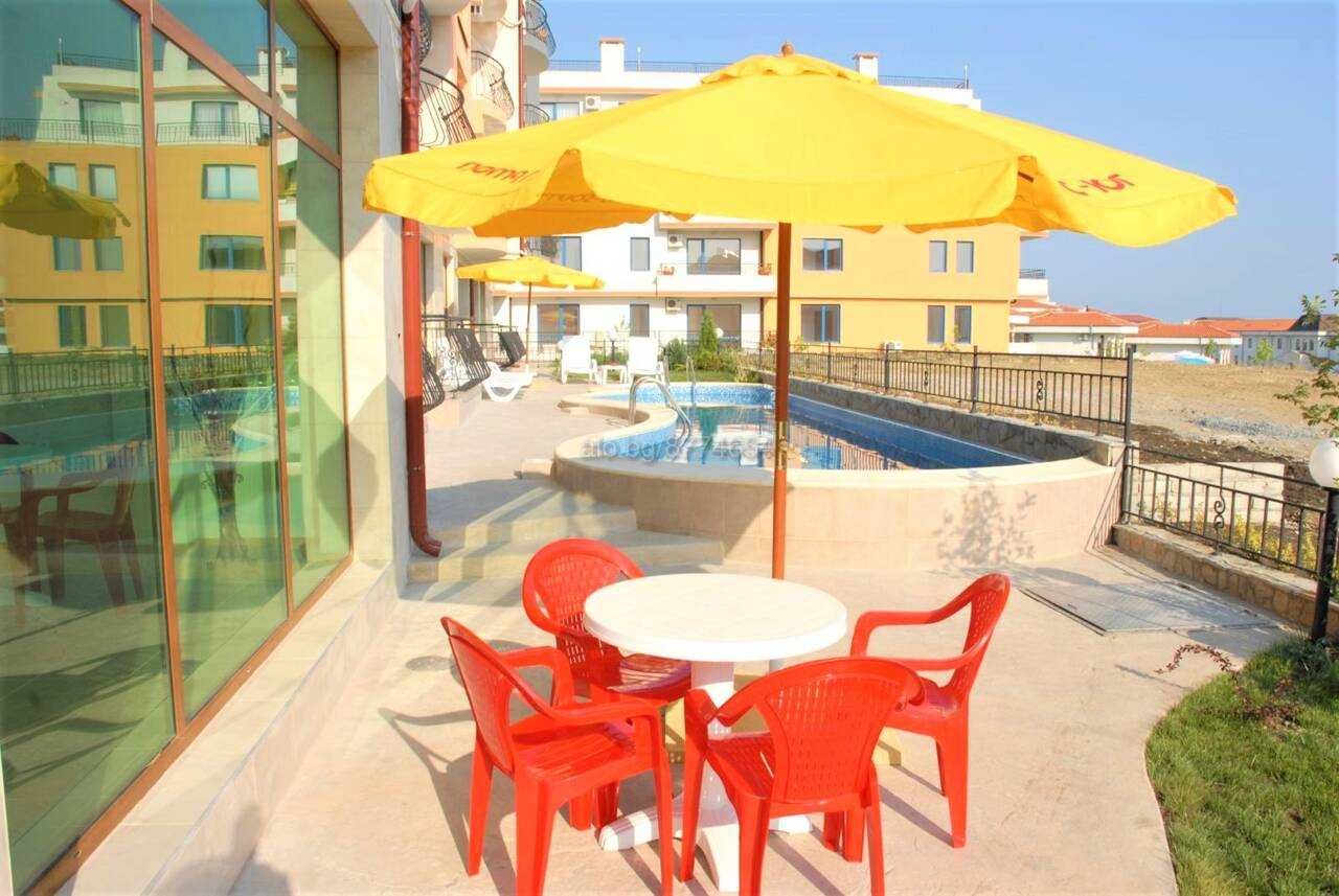Малък и практичен апартамент над Марината - с басейн и паркинг