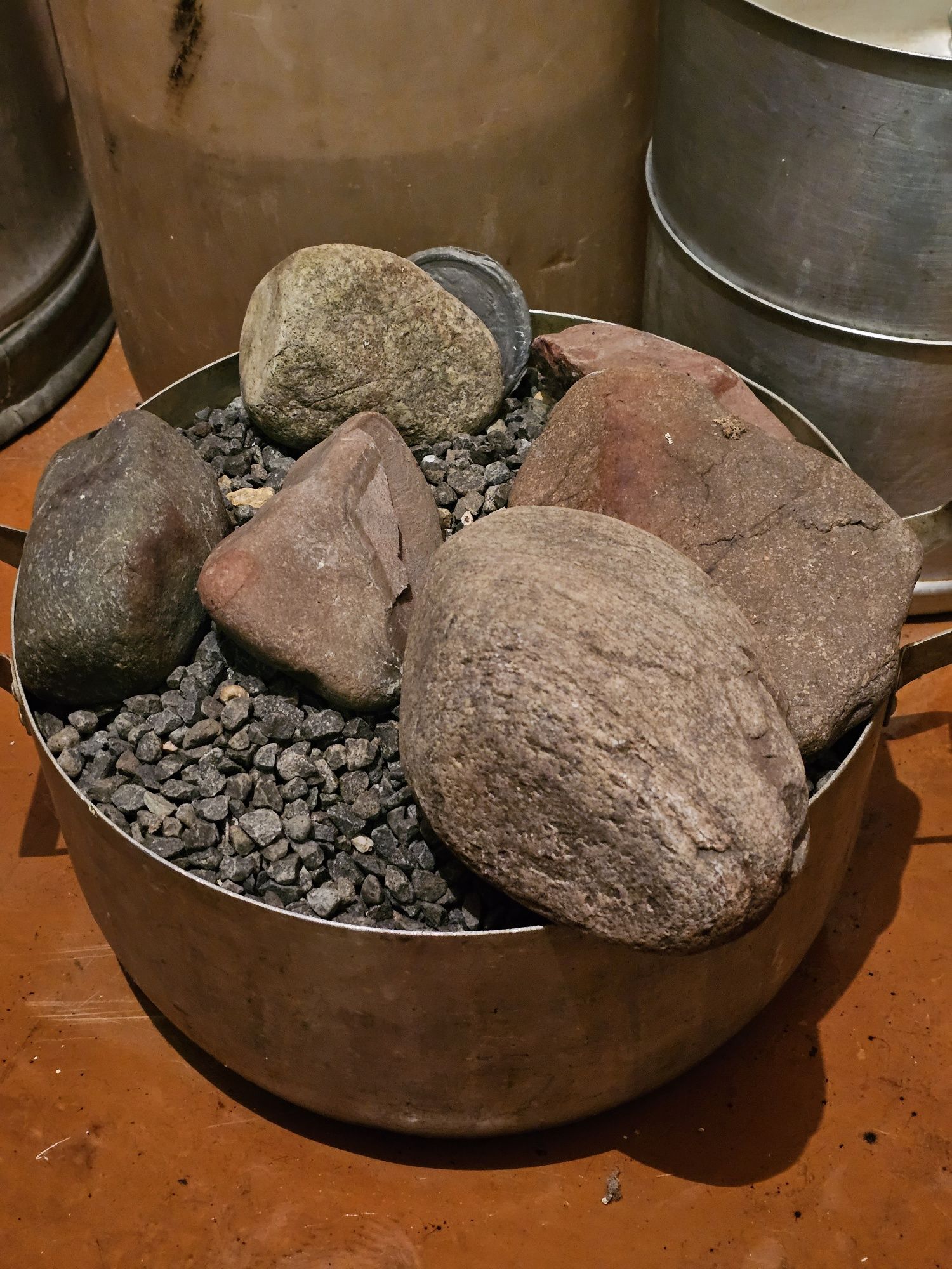 Грунт (10 килограмм) и камни для аквариума.