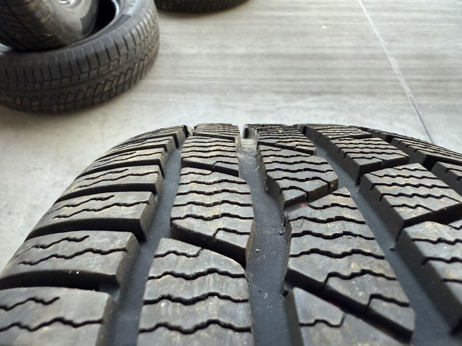 4бр. КАТО НОВИ Зимни Гуми 205/60R/16 -CONTINENTAL- DOT:0323- 7.9м+6.3м