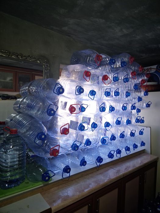 Продётся 10 литровые баклажки