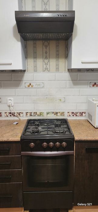 Гозовая плита вместе с вытяжкой