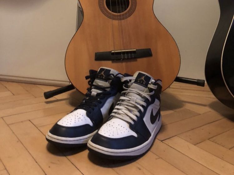 Jordan 1 mid obsidian