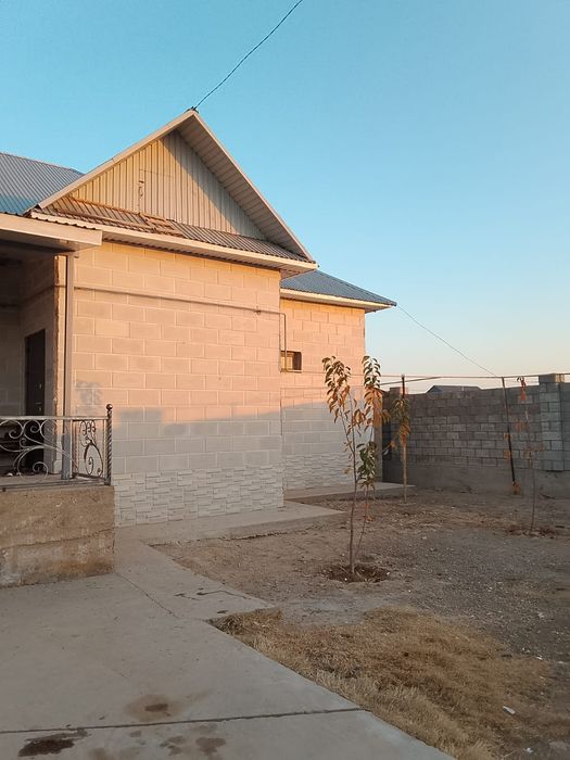 Уй сатылады. Сырты қоршаған