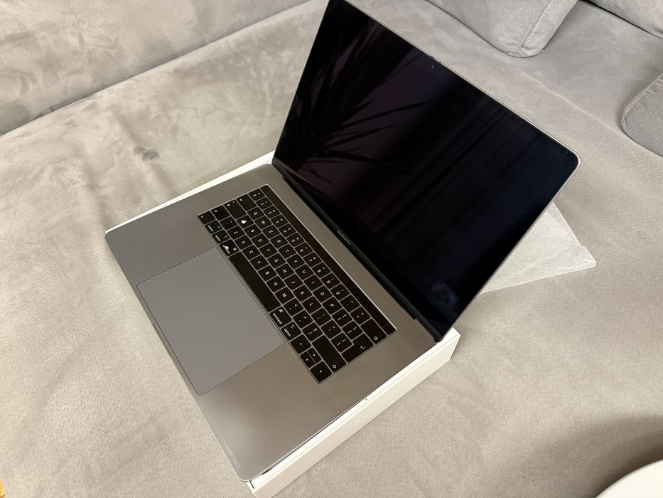 MacBook Pro A1990 15 “ 2.6 GHz i7 Radeon 560x 4gb 16Gb DDR4 500GB SSD
