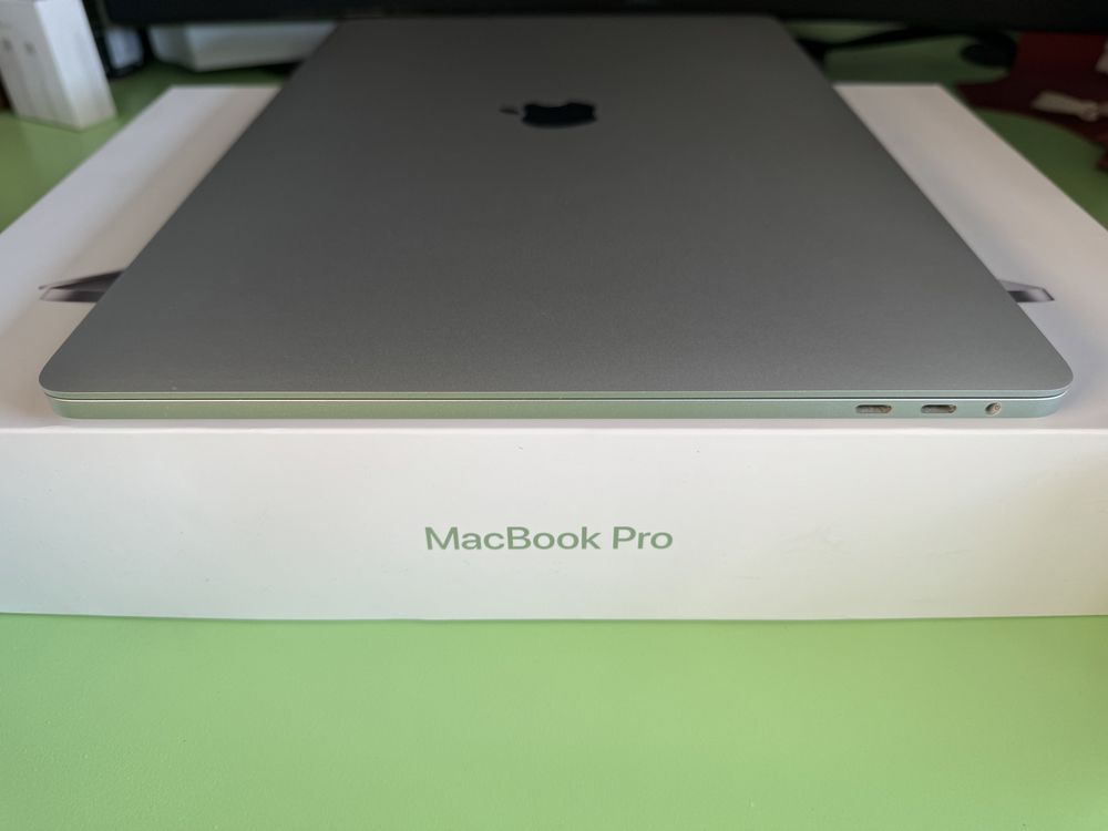 MacBook Pro (15-inch, 2018) 512gb 16gb ram