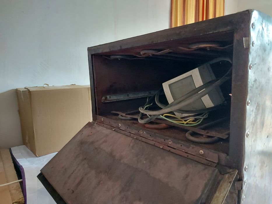 Духовка , печ для самсы , отлично работает . Низ отключон но тены есть