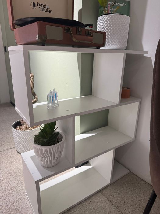 Белая полка в офис