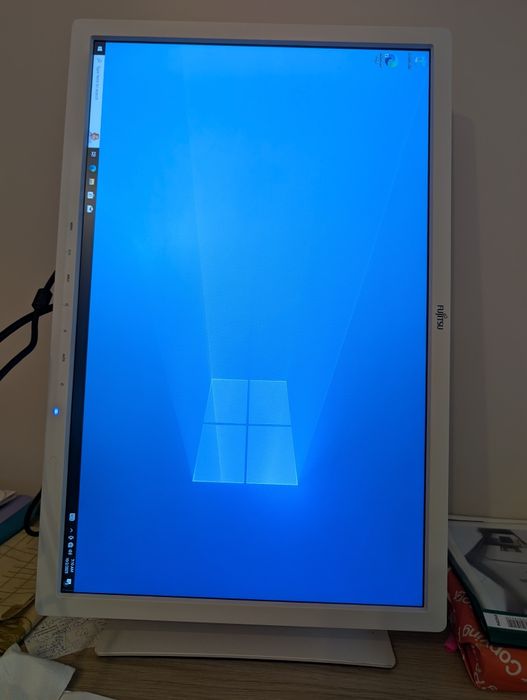 Vand un desktop PC Fujitsu cu monitor Fujitsu de 24 inch