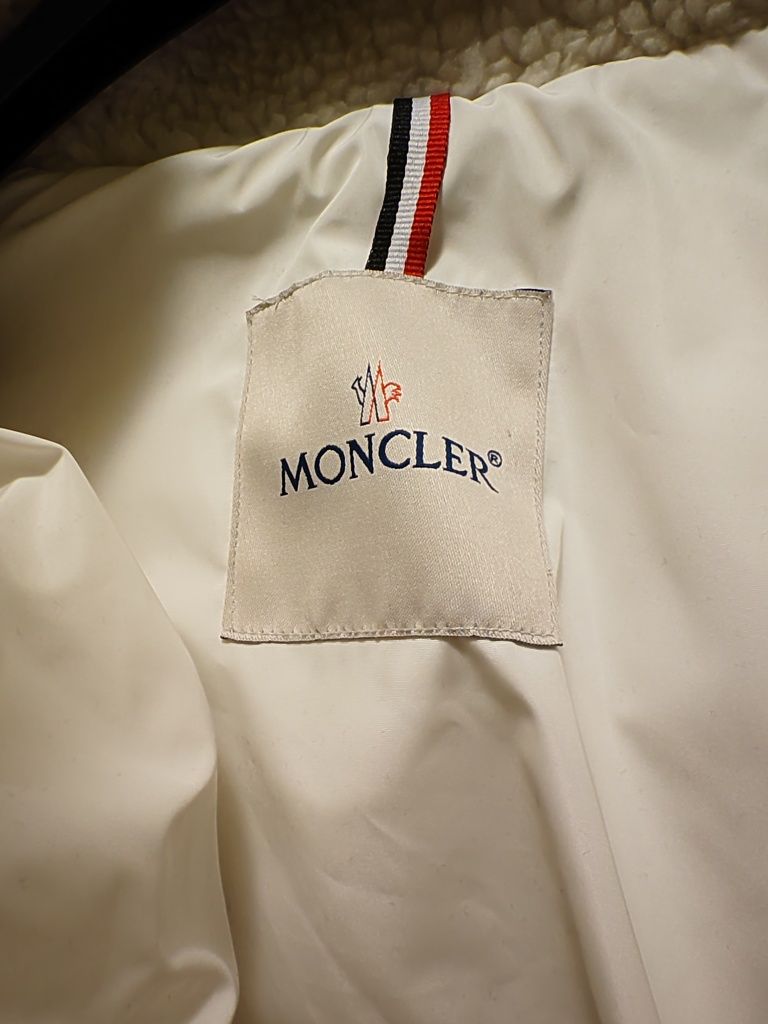 Geaca moncler, model deosebit.