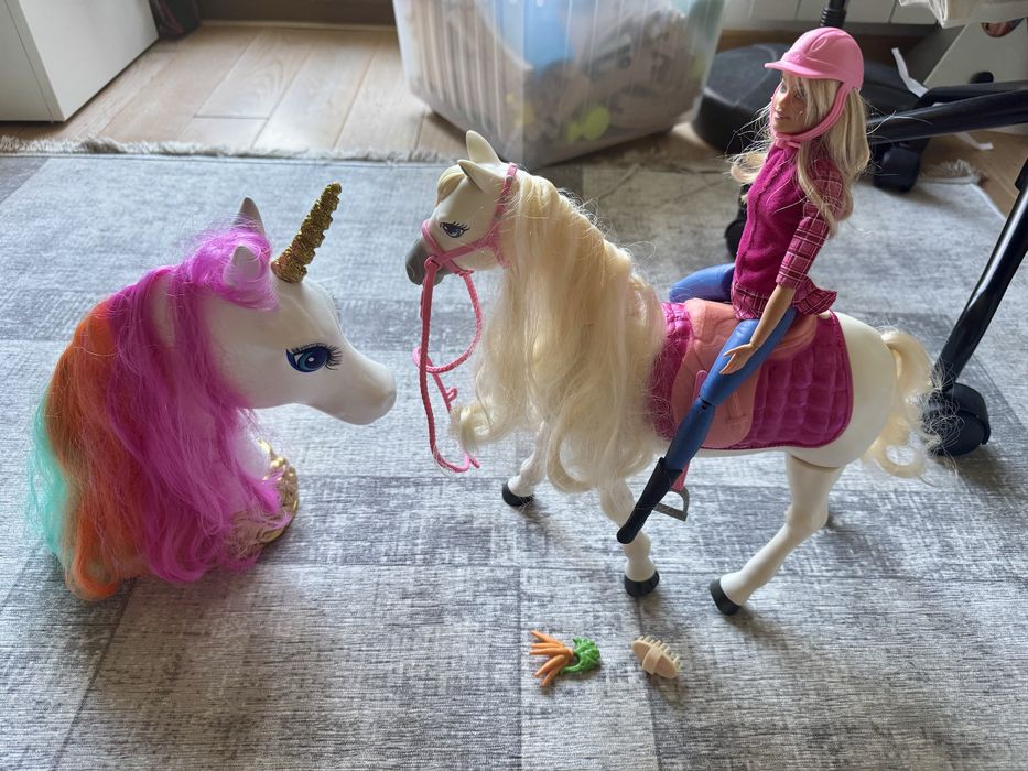 Barbie®  Барби и Кон с движения и звуци