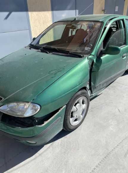 Продавам Renault Megane 1.6 газ/бензин с удар - в движение