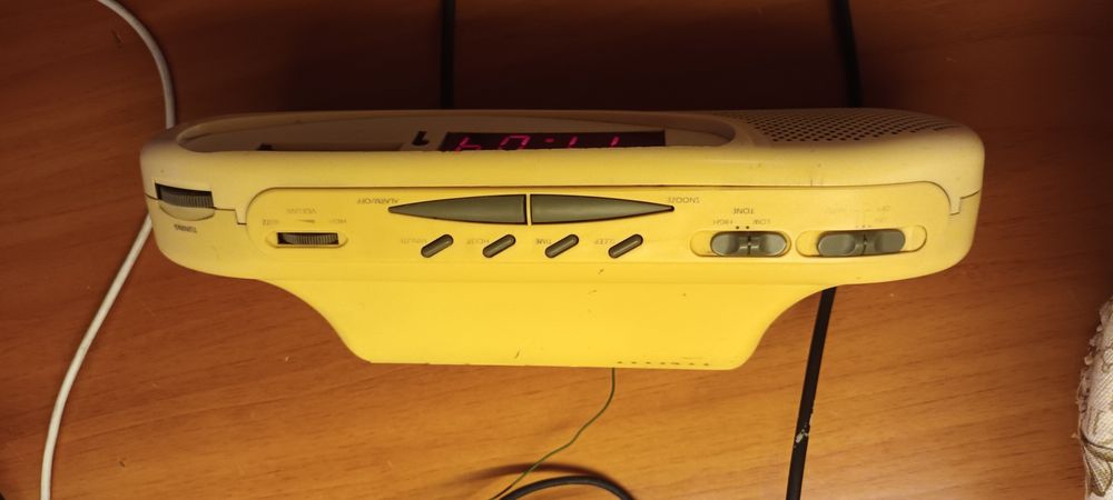 Vând radio, ceas, alarmă
