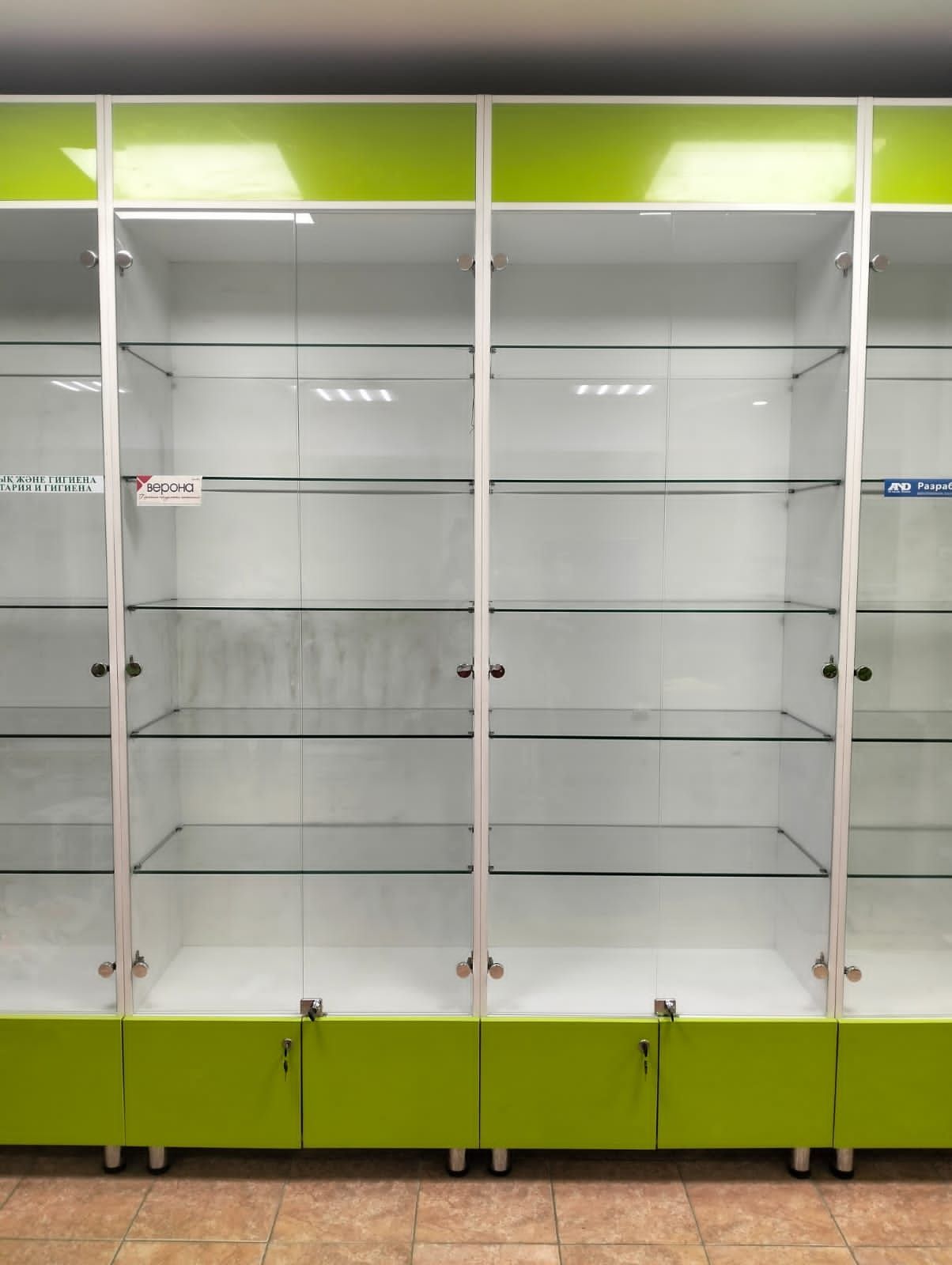 Продам шкафы,офисную мебель отличного качества. Шкаф. Витрина