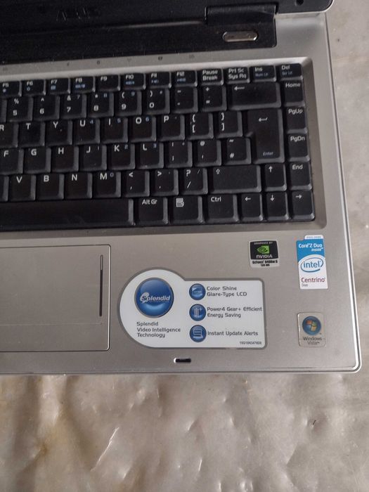 Лаптоп ASUS A8SC работи перфектно състояние Windows 7pro 32bit зарядно