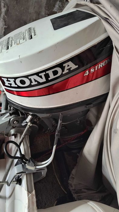 Надуваема лодка Зандер 3,30 с двигател и колесар.