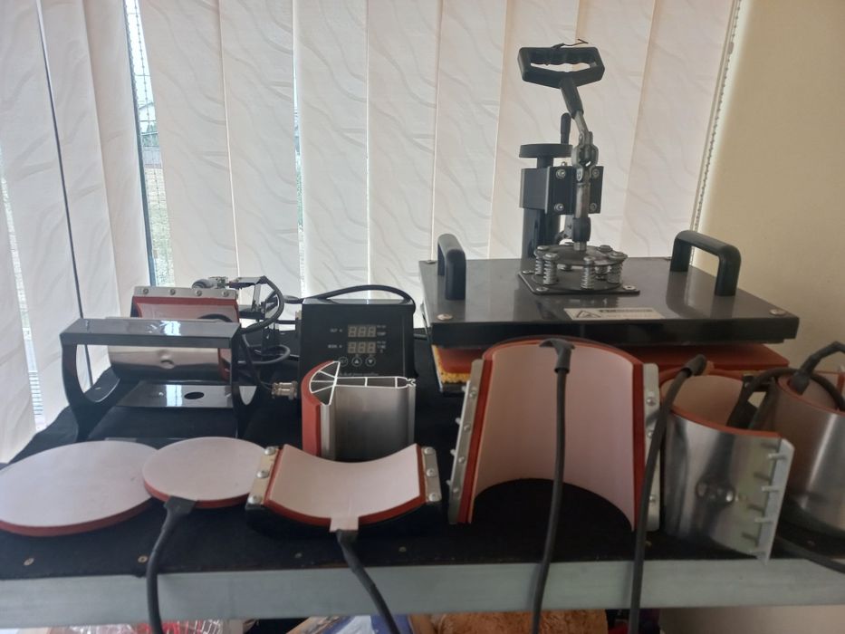 Presa 8 in 1 cu afișajul digital