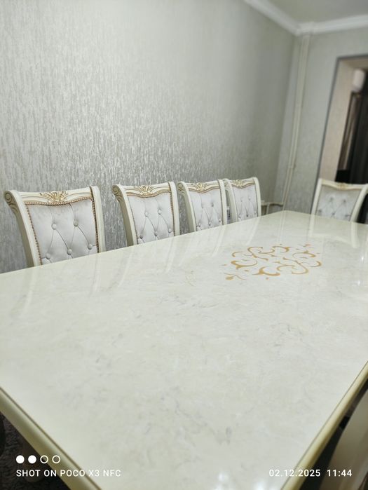 Продаётся стол с 12 стульями.  
Состояние отличное. Подойдёт для гости