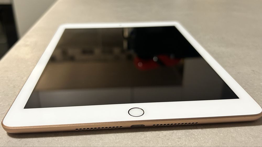 IPad Apple 6 cu wifi si sim cu tastaura si husa