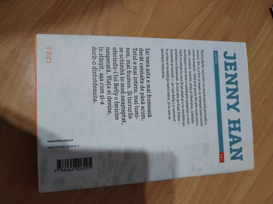 Cartea "Vara în care am devenit frumoasă" de Jenny Han