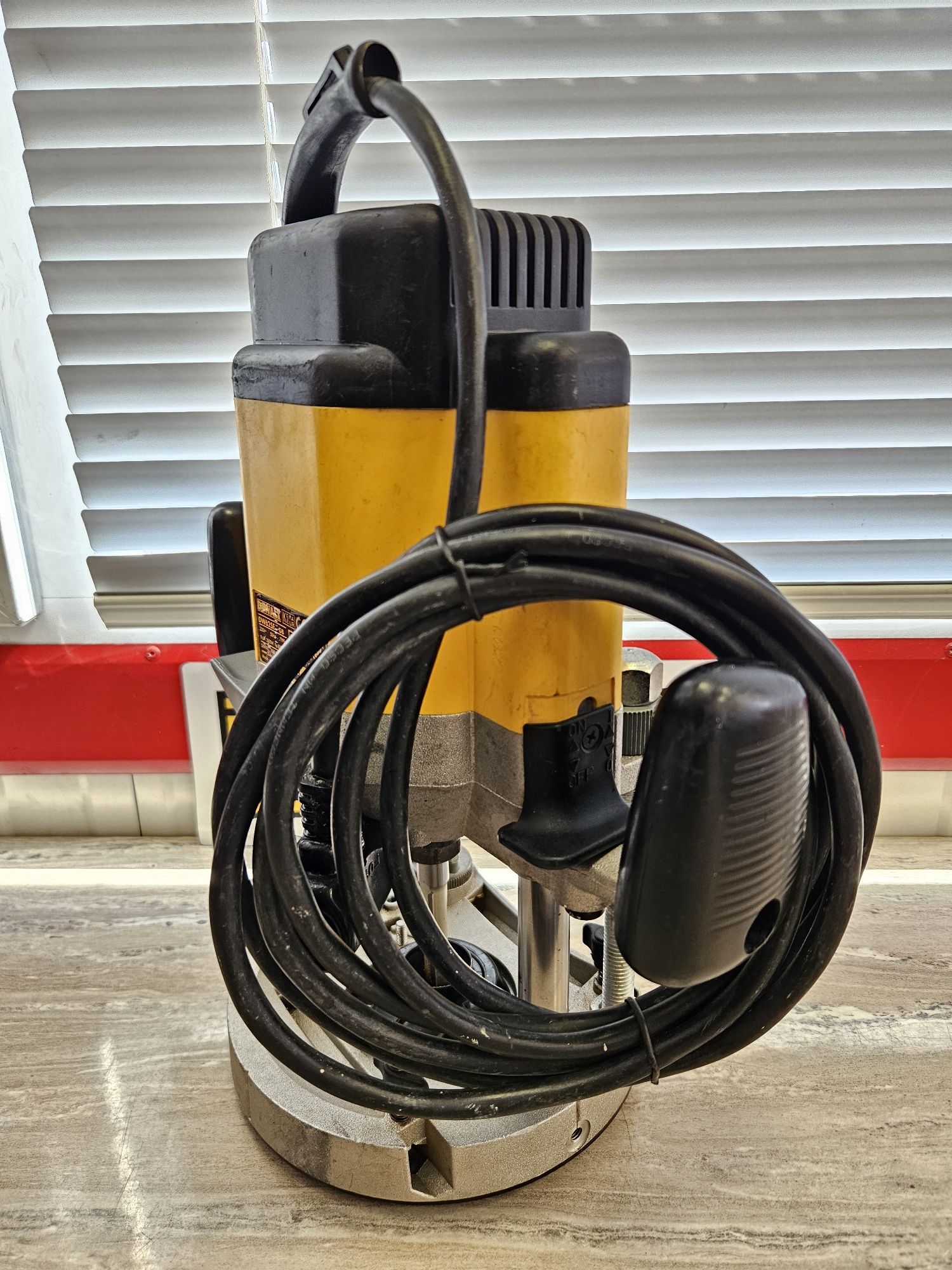 Dewalt Оберфреза DW625E-GB