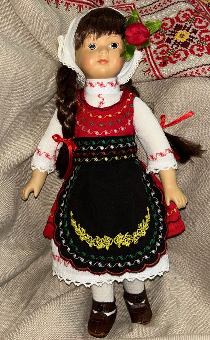 Кукла с бродирана носия