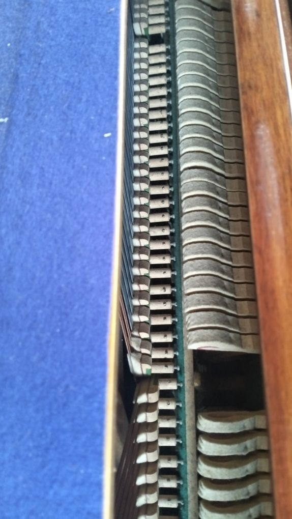Pianina de vânzare