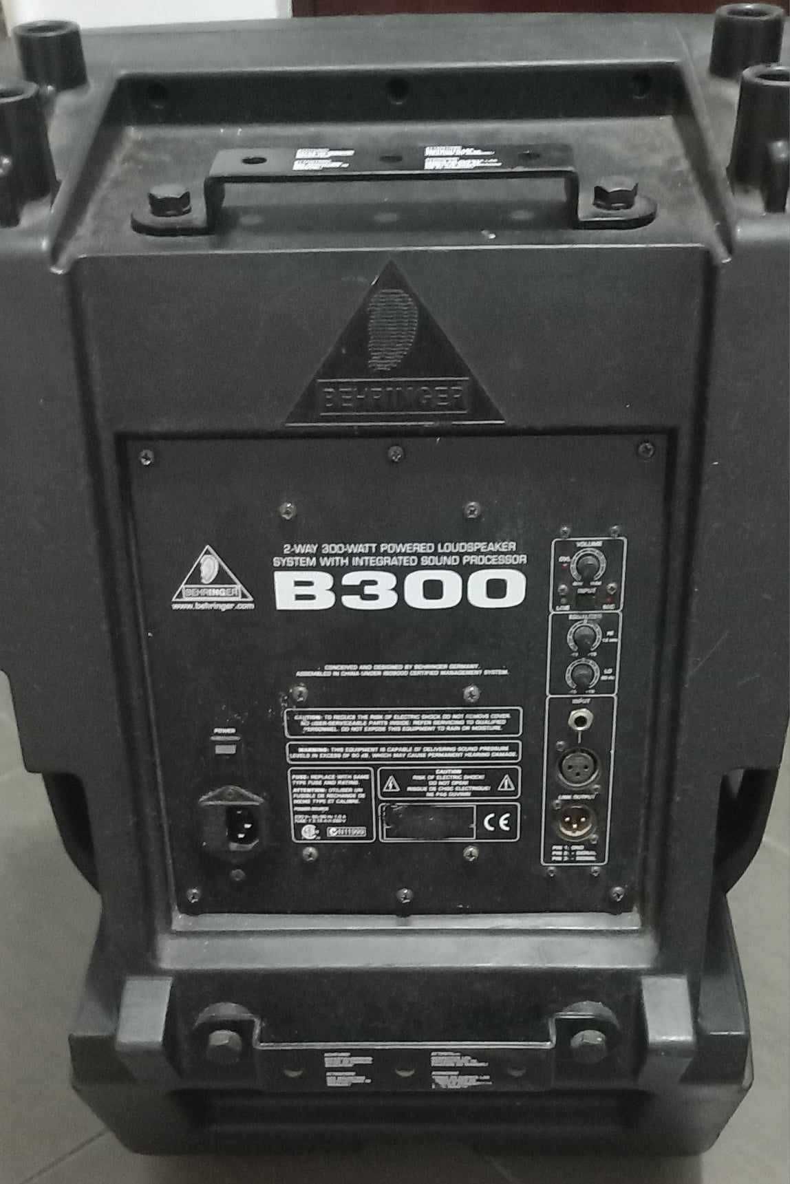 Vand  boxa activa Behringer B 300